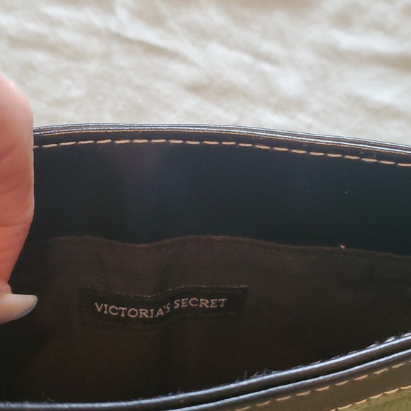 Victoria secret Green clutch - Picture 2 of 2